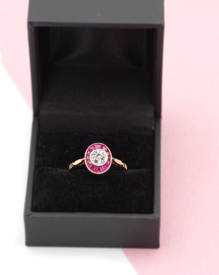 Art Deco Diamant- und Rubinring in 18 Karat Gold und Platin, ovaler Ring, Art Deco Schmuck