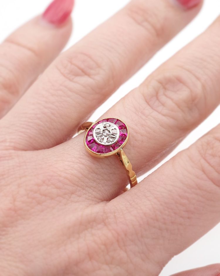 Art Deco Diamant- und Rubinring in 18 Karat Gold und Platin, ovaler Ring, Art Deco Schmuck