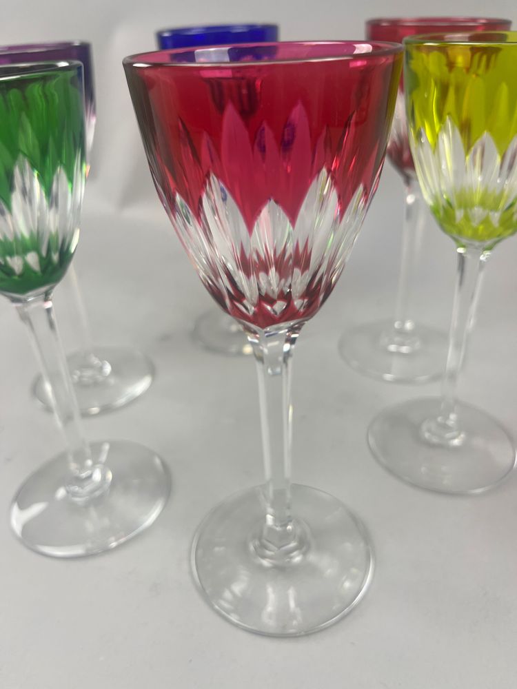 Suite von sechs farbigen Gläsern Baccarat Modell Verona