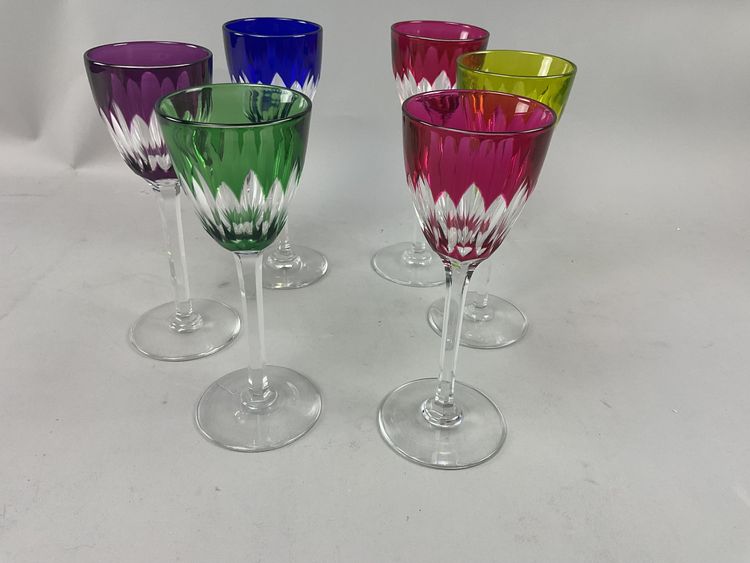 Suite von sechs farbigen Gläsern Baccarat Modell Verona