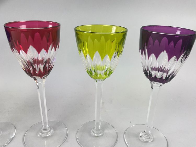 Suite von sechs farbigen Gläsern Baccarat Modell Verona