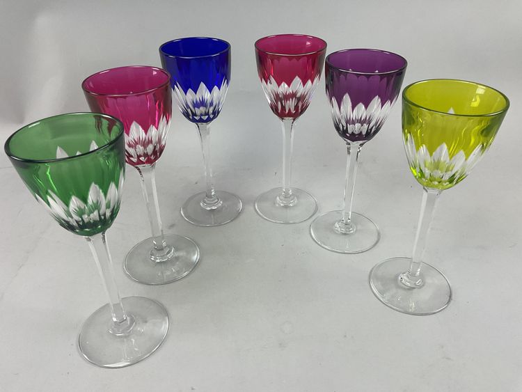 Suite von sechs farbigen Gläsern Baccarat Modell Verona