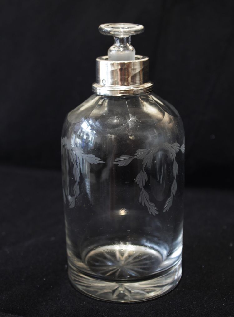 Flacon en cristal taillé et col en argent massif, poinçon Minerve, fin 19ème siècle