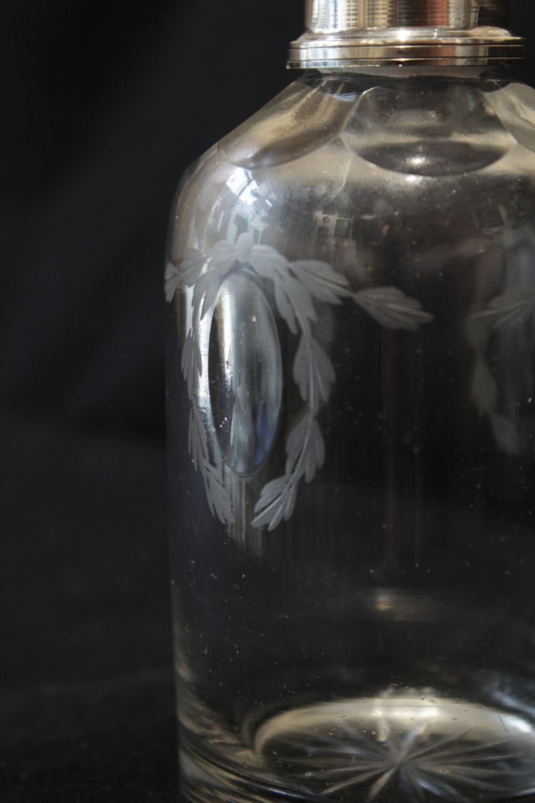 Flacon en cristal taillé et col en argent massif, poinçon Minerve, fin 19ème siècle