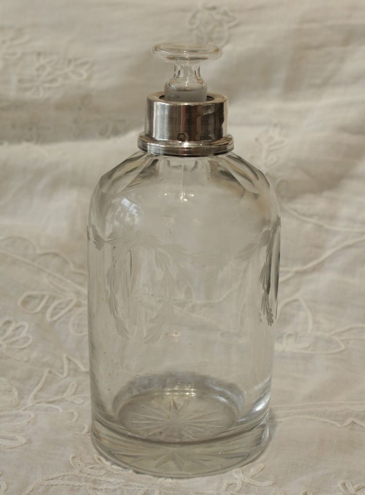 Flacon en cristal taillé et col en argent massif, poinçon Minerve, fin 19ème siècle