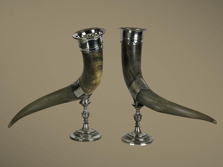 PAIR OF LIBATORY CUPS IN HORN WITH SILVER-PLATED METAL FRAME AND FOOT, 19TH CENTURY