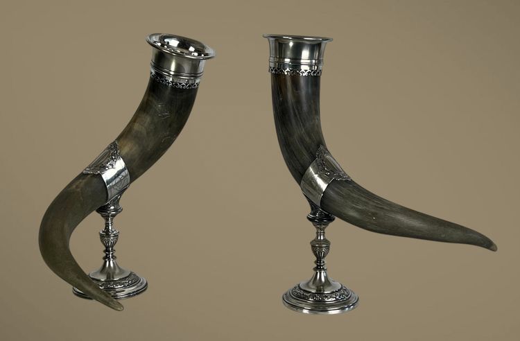 PAIR OF LIBATORY CUPS IN HORN WITH SILVER-PLATED METAL FRAME AND FOOT, 19TH CENTURY
