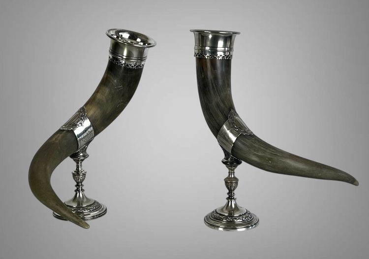 PAIR OF LIBATORY CUPS IN HORN WITH SILVER-PLATED METAL FRAME AND FOOT, 19TH CENTURY