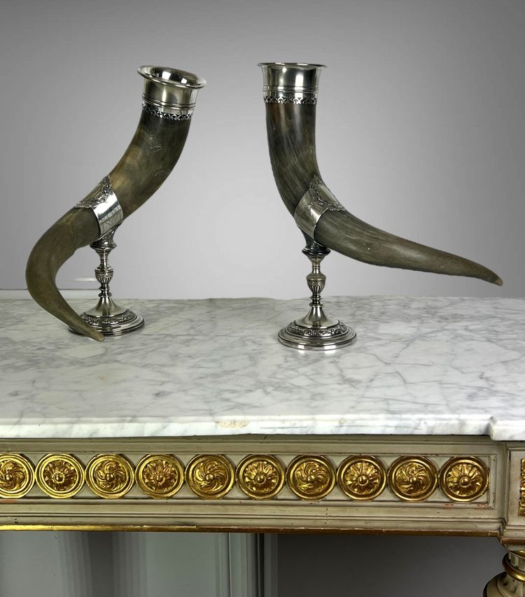 PAIR OF LIBATORY CUPS IN HORN WITH SILVER-PLATED METAL FRAME AND FOOT, 19TH CENTURY