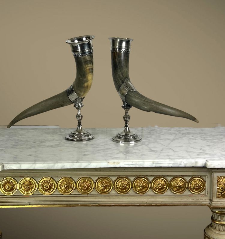 PAIR OF LIBATORY CUPS IN HORN WITH SILVER-PLATED METAL FRAME AND FOOT, 19TH CENTURY