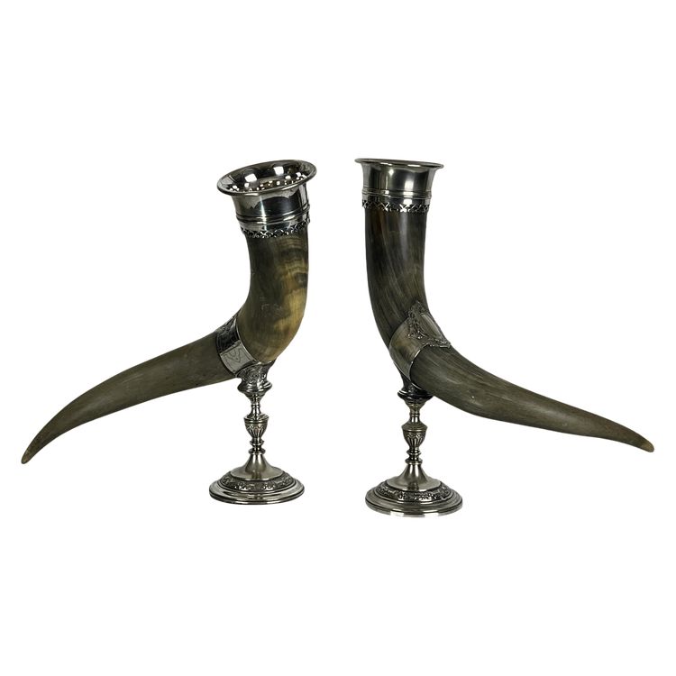 PAIR OF LIBATORY CUPS IN HORN WITH SILVER-PLATED METAL FRAME AND FOOT, 19TH CENTURY