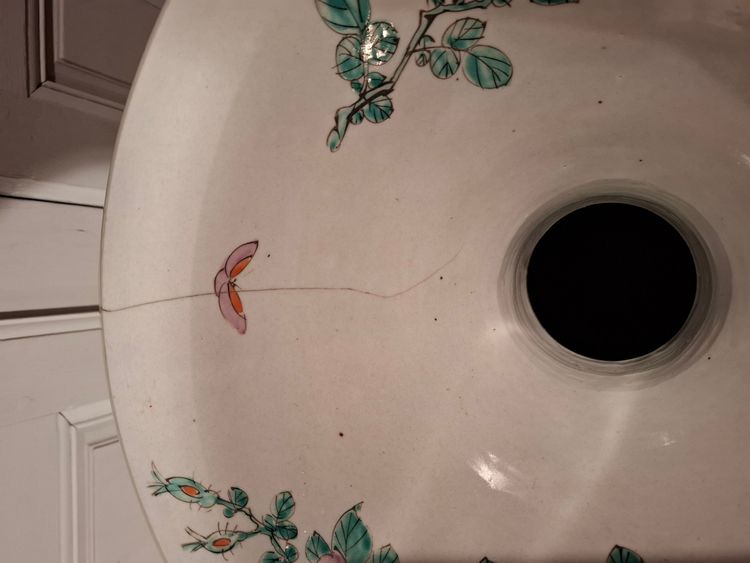 Large Japanese porcelain vase from the late 19th century.