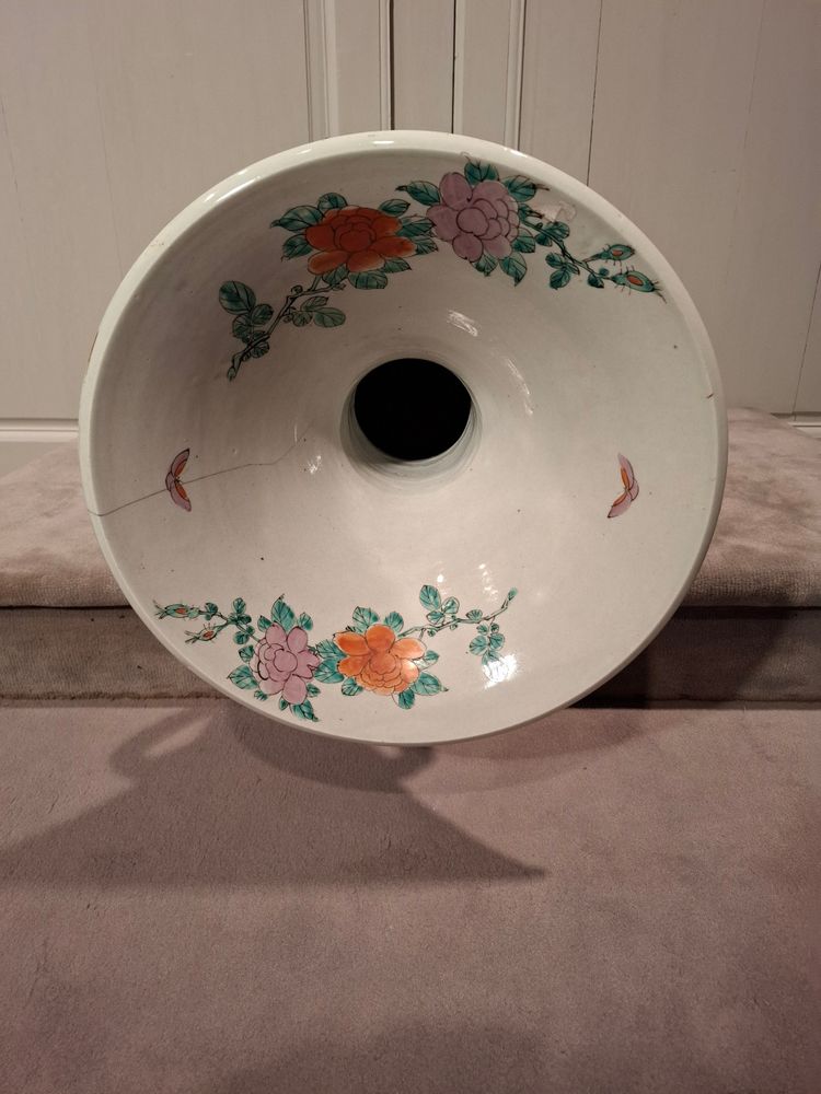Large Japanese porcelain vase from the late 19th century.