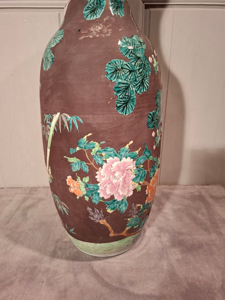 Large Japanese porcelain vase from the late 19th century.