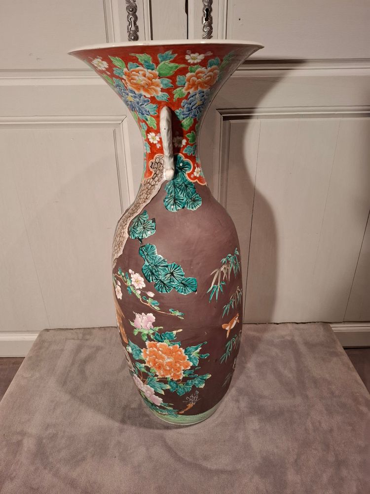 Large Japanese porcelain vase from the late 19th century.