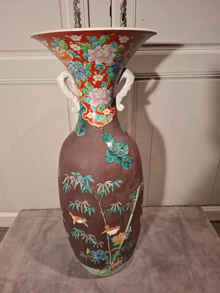 Large Japanese porcelain vase from the late 19th century.