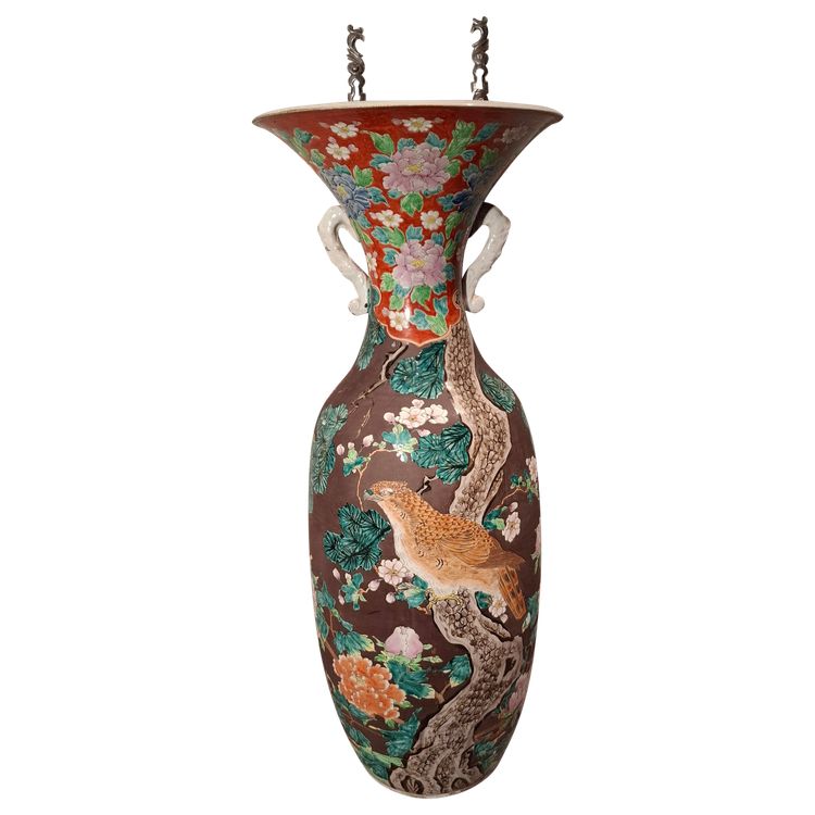 Large Japanese porcelain vase from the late 19th century.