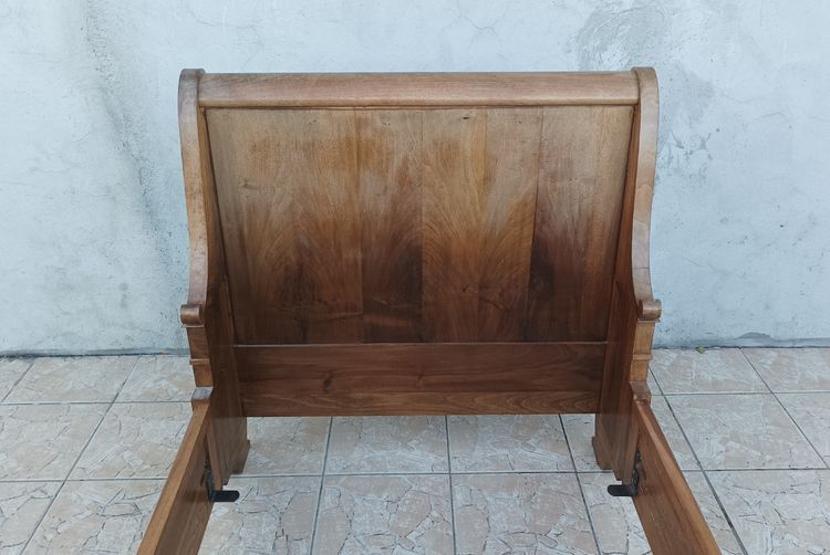 Mahagonibett im Empire-Stil