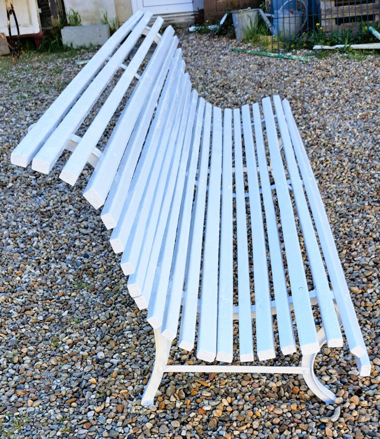 Panchina da giardino con doghe verniciate bianche e gambe in ferro battuto, lunghezza 200 cm