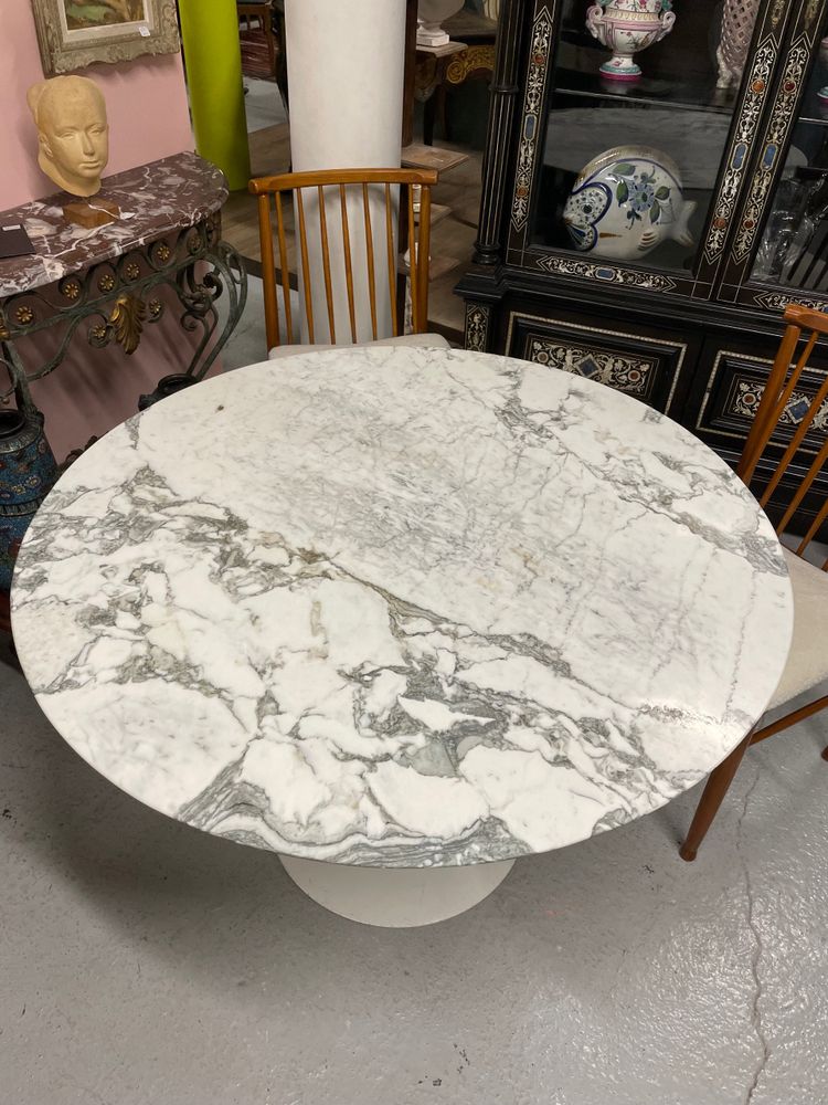 Knoll Eero Saarinen Tisch Tulpenmodell aus Marmor 107 cm
