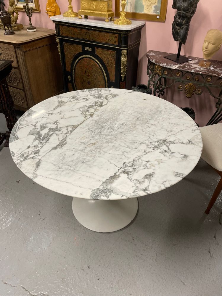 Knoll Eero Saarinen Tisch Tulpenmodell aus Marmor 107 cm