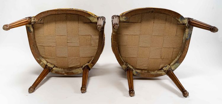 Coppia di poltrone Luigi XVI con schienali a medaglione in legno naturale modellato e intagliato