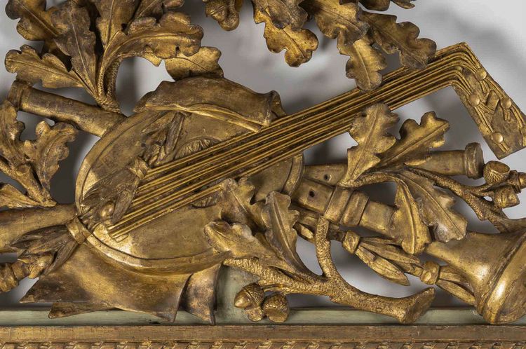 Miroir à Fronton Ajouré en Bois Sculpté et Doré d'Attributs de Musique, Époque Louis XVI