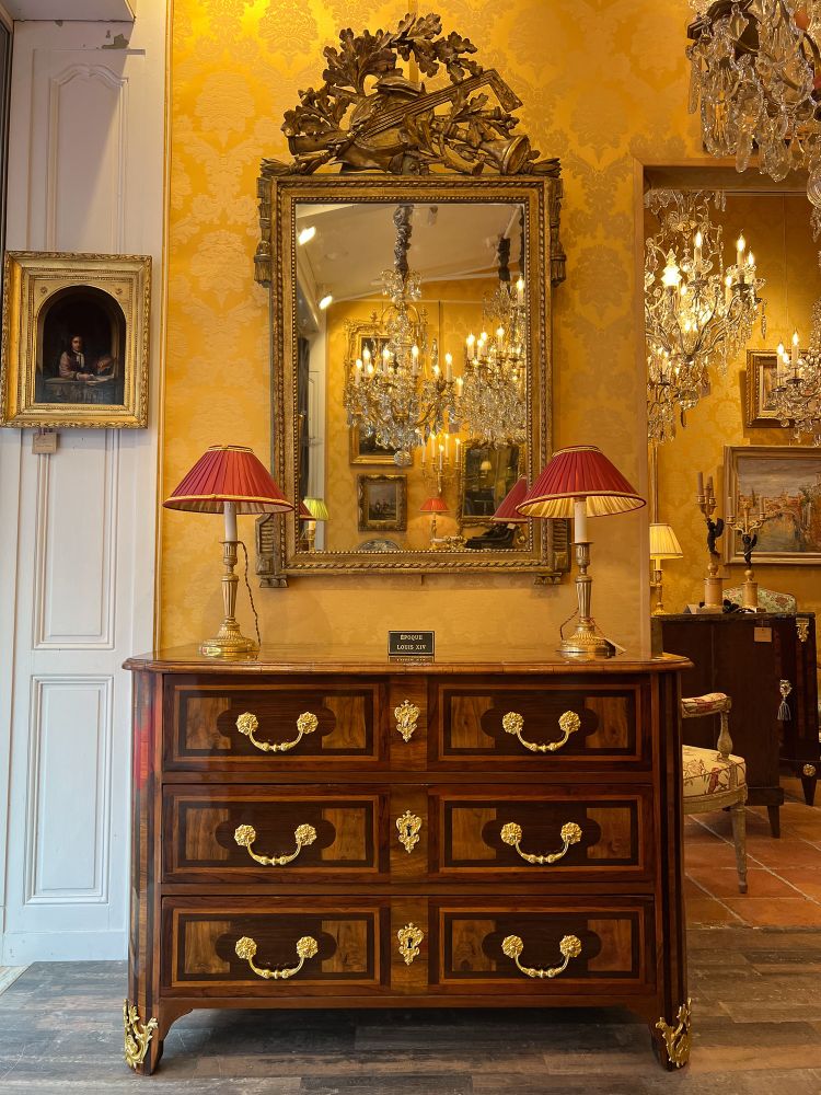 Miroir à Fronton Ajouré en Bois Sculpté et Doré d'Attributs de Musique, Époque Louis XVI