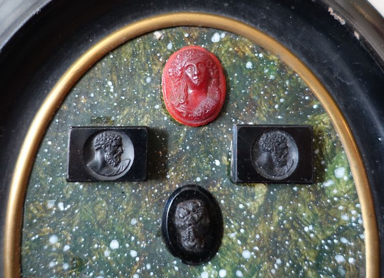 Collection d'intailles & pierres dures à l'antique encadrées, souvenir du Grand Tour, Napoléon III