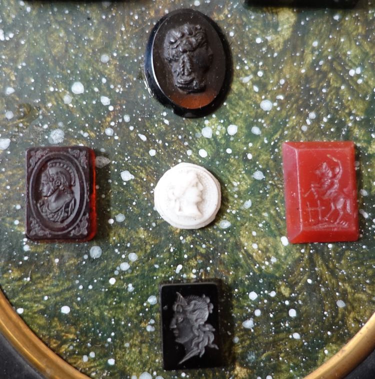 Collection d'intailles & pierres dures à l'antique encadrées, souvenir du Grand Tour, Napoléon III