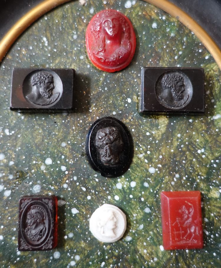 Collection d'intailles & pierres dures à l'antique encadrées, souvenir du Grand Tour, Napoléon III