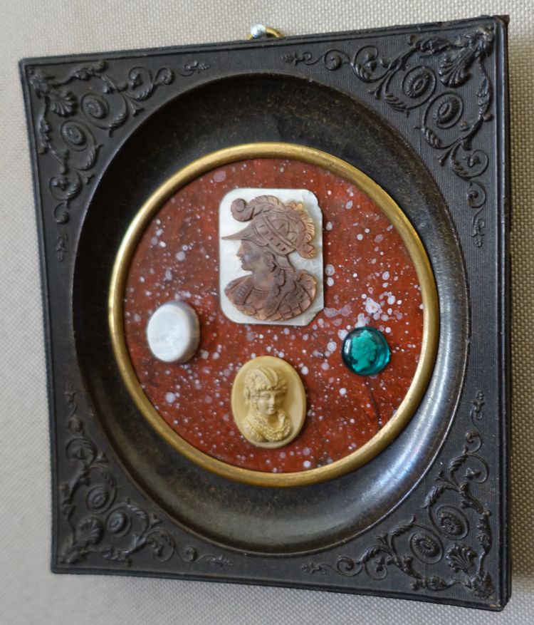 Collection d'intailles & pierres dures à l'antique encadrées, souvenir du Grand Tour, Napoléon III