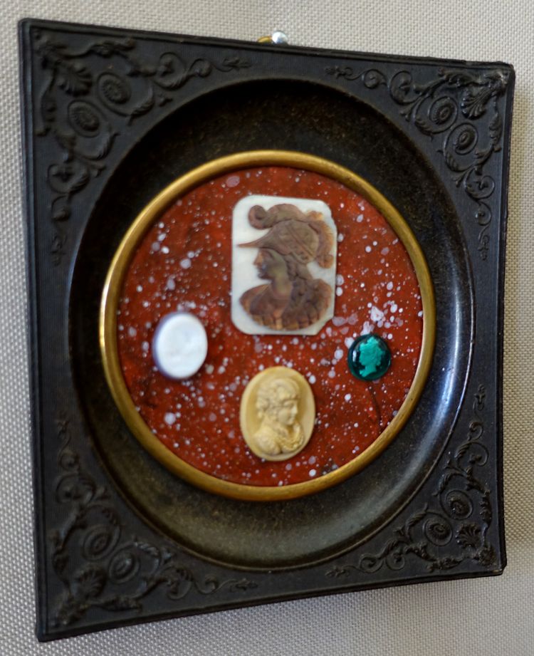 Collection d'intailles & pierres dures à l'antique encadrées, souvenir du Grand Tour, Napoléon III