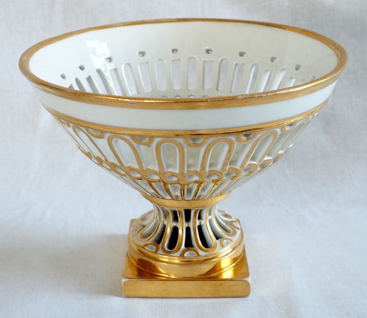 Openwork cup in Paris porcelain gilded with gold, Empire / Restoration period