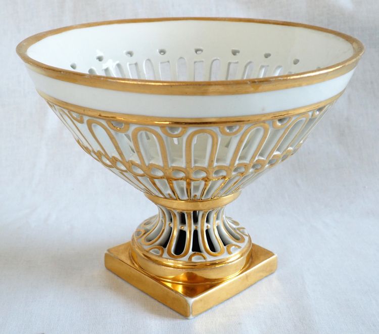 Openwork cup in Paris porcelain gilded with gold, Empire / Restoration period