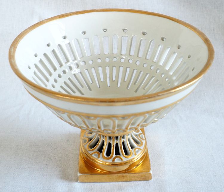 Openwork cup in Paris porcelain gilded with gold, Empire / Restoration period