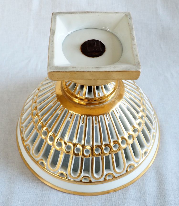 Openwork cup in Paris porcelain gilded with gold, Empire / Restoration period