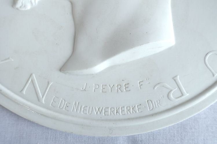 Manufacture de Sèvres : grande médaille portrait de l'Empereur Napoléon III en biscuit - 22,5cm