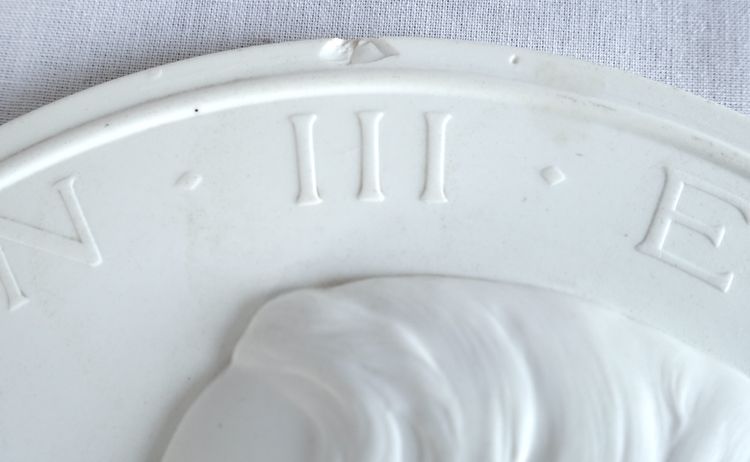 Manufacture de Sèvres : grande médaille portrait de l'Empereur Napoléon III en biscuit - 22,5cm