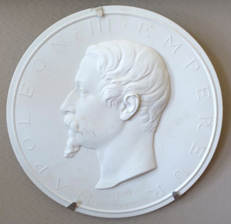 Manufacture de Sèvres : grande médaille portrait de l'Empereur Napoléon III en biscuit - 22,5cm