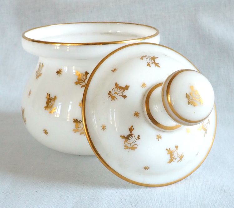 Baccarat : service de nuit en opaline dorée, époque Napoléon III vers 1860