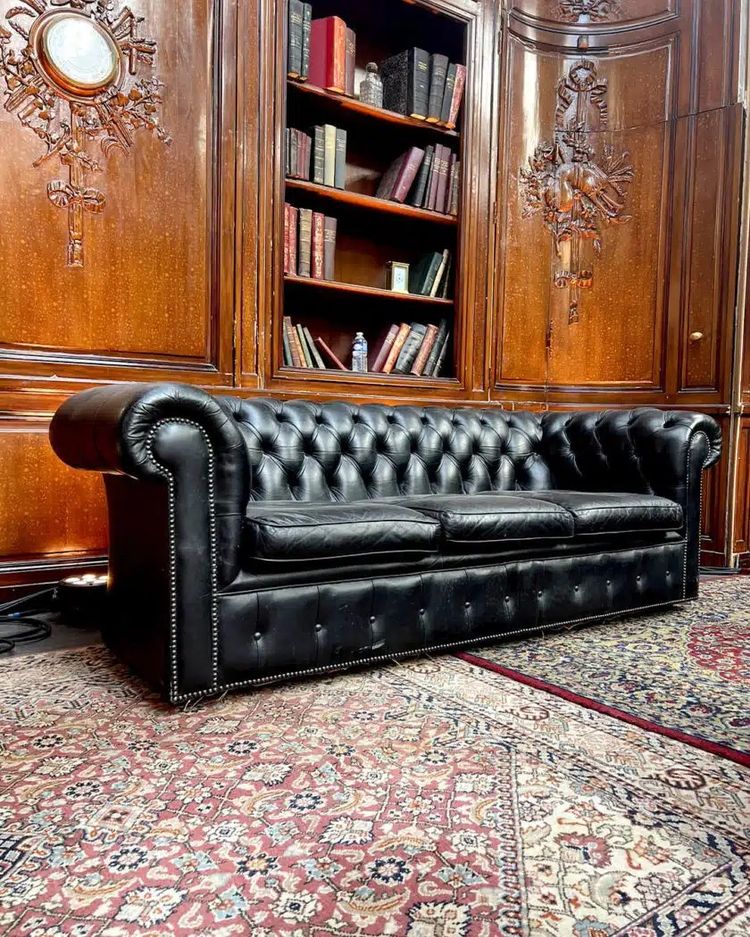 Chesterfield in pelle nera