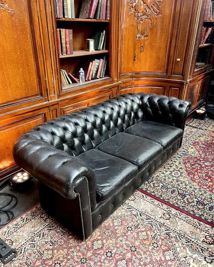 Chesterfield in pelle nera