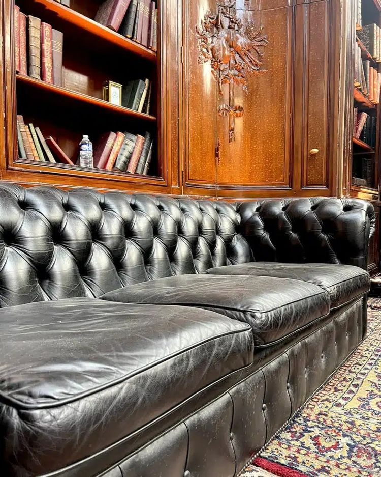 Chesterfield in pelle nera