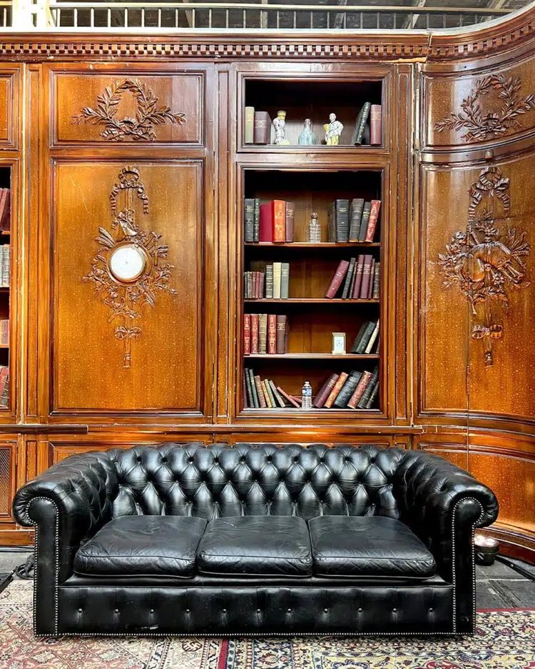 Chesterfield in pelle nera