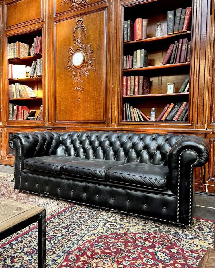 Chesterfield in pelle nera