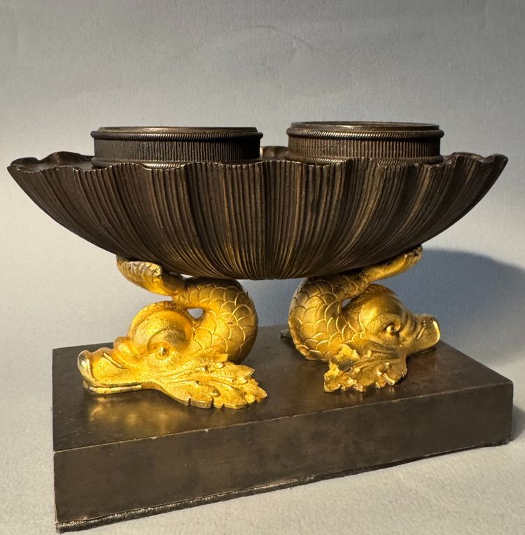 Encrier Empire Navette "Coquille aux dauphins" en bronze