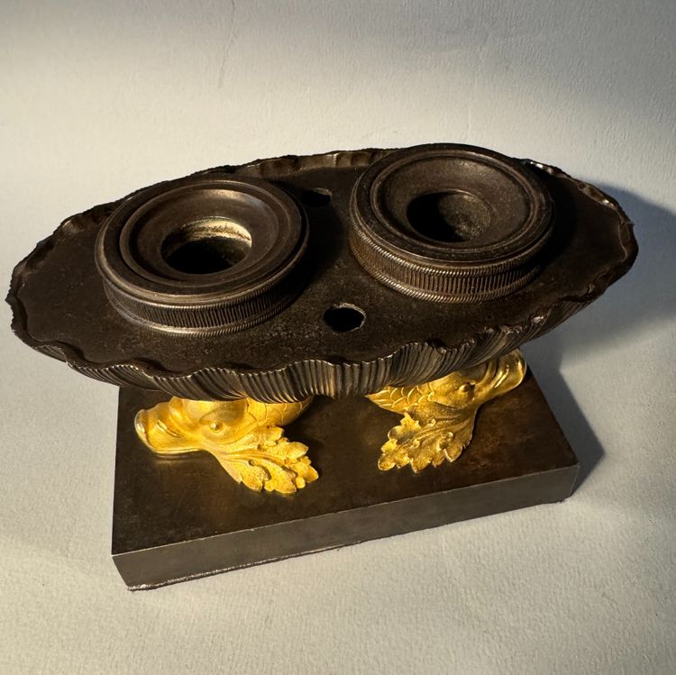 Encrier Empire Navette "Coquille aux dauphins" en bronze