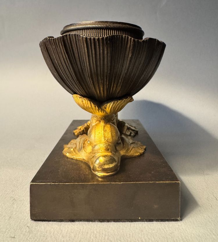 Encrier Empire Navette "Coquille aux dauphins" en bronze