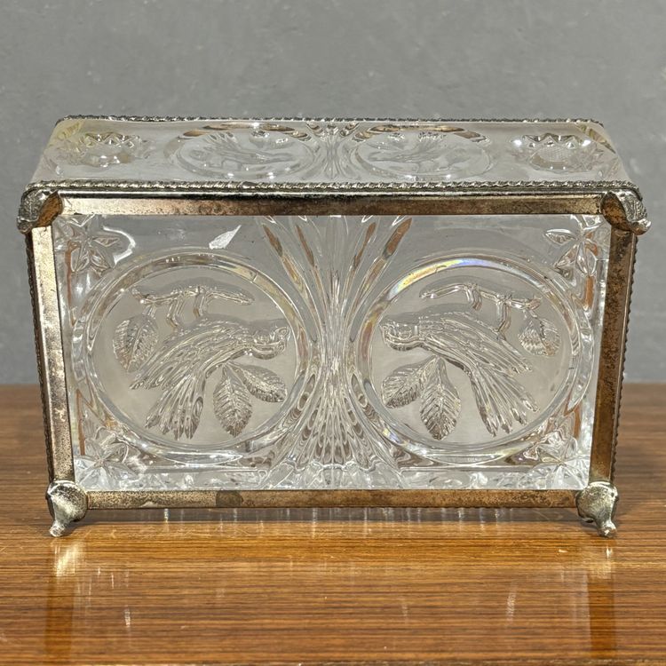 Boîte à bijoux ancienne en verre taillé